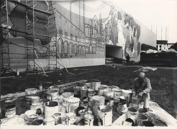 Milano - 56 Fiera Campionaria 1978 - Allestimento - Murales sulla facciata di un padiglione - Operaio al lavoro
