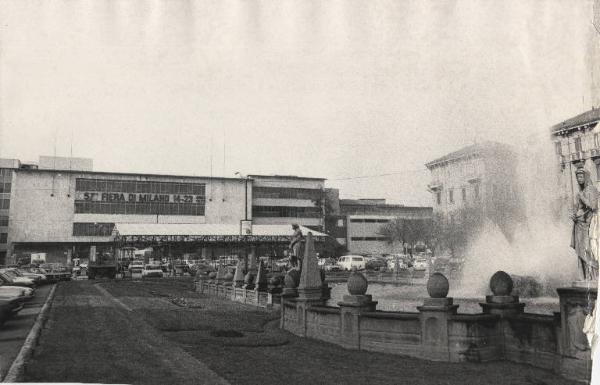 Milano - Piazzale Giulio Cesare - Ingresso della Fiera con insegna "57a Fiera di Milano 14-23 aprile 1979" - Fontana delle Quattro Stagioni opera di Renzo Gerla