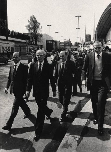 Milano - 61 Fiera Campionaria 1983 - Viale interno - Arrivo del Ministro dell'Industria, del Commercio e dell'Artigianato Filippo Maria Pandolfi accompagnato da Vincenzo Vixari (sx) e Piero Bassetti (dx)