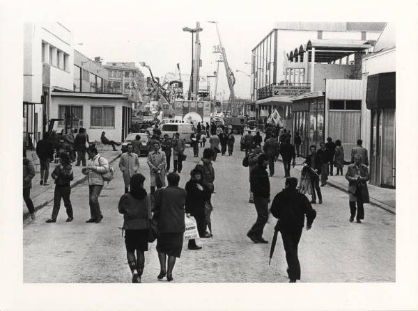 Milano - Fiera Campionaria - Viale interno - Visitatori