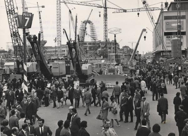 Milano - 43 Fiera Campionaria 1965 - Viale interno - Folla di visitatori - Escavatori