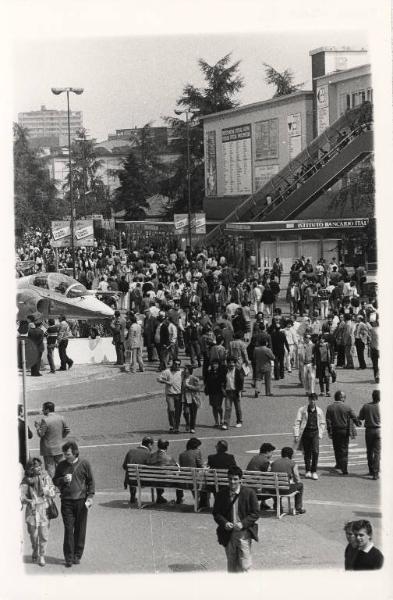 Milano - 63 Fiera Campionaria 1985 - Viale interno - Folla di visitatori