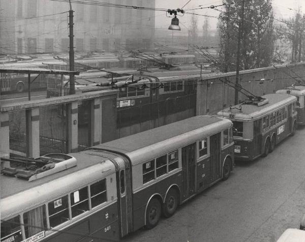 Milano - Sciopero trasporti pubblici - Deposito Atm di Filobus di viale Molise - Filobus fermi