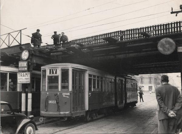 Milano - Via Carlo Farini - Tram passa sotto il ponte