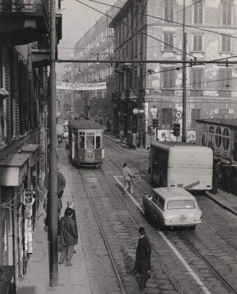 Milano - Zona Centro - Corso Italia incrocio via Molino delle Armi - Tram Atm linea 3 - Traffico - Striscione pubblicitario Expo 1966