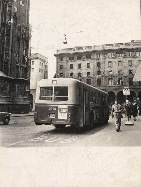 Milano - Zona Centro - Piazza Duomo - Capolinea dell'autobus che va fino a piazzale Loreto - Autobus in sosta - Pedoni