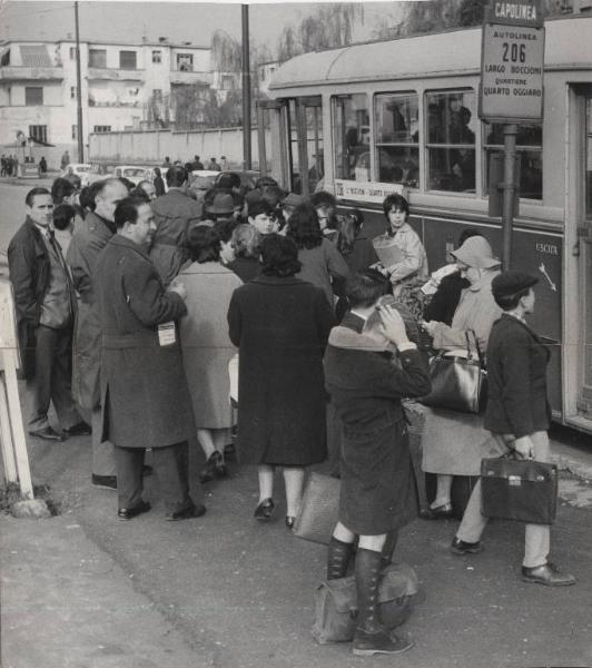 Milano - Quartiere Quarto Oggiaro - Largo Boccioni - Capolinea dell'autobus linea 206 - Folla - Autobus