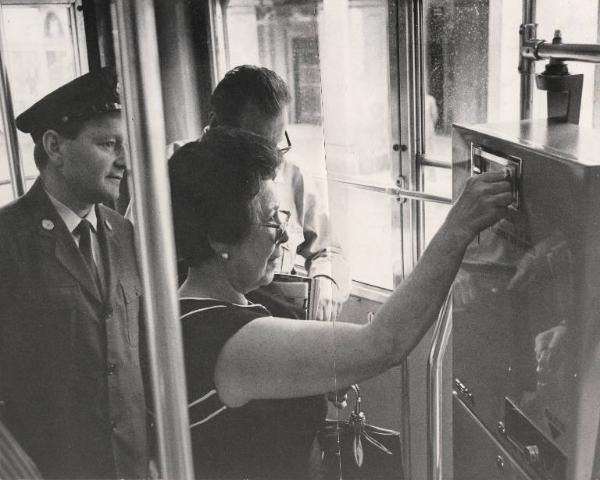 Milano - Tram - Interno - Nuova biglietteria automatica - Passeggeri - Lavoratore Atm in divisa