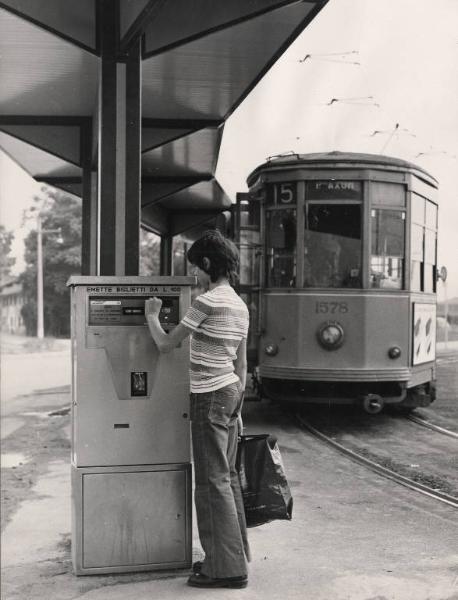 Milano - Fermata Atm del tram linea 15 e 81 - Nuova macchinetta automatica per la vendita di biglietti da 100 lire - Tram linea 15