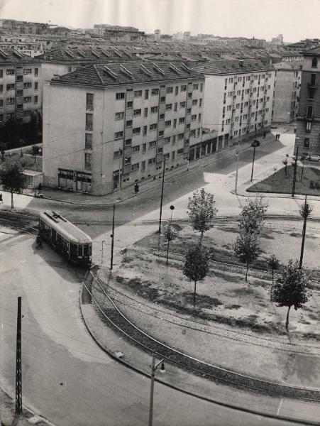 Milano - Periferia - Piazza Pompeo Castelli - Veduta dall'alto - Linea tranviaria - Tram 12