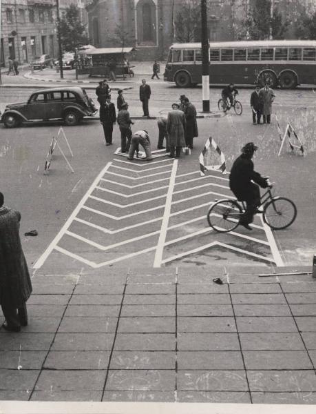 Milano - Corso di Porta Vittoria - Realizzazione di strisce pedonali a "spina di pesce" - Pedoni