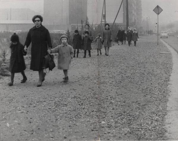 Milano - Viale Teodorico - Marciapiede non asfaltato - Signore accompagnano i bambini alla scuola di via Gattamelata