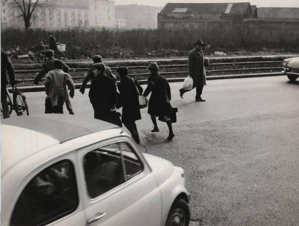 Milano - Via Valassina angolo via Enrico Fermi - Bambini attraversano di corsa la strada a scorrimento veloce dopo la scuola - Pedoni