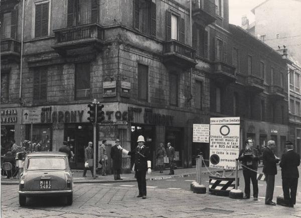 Milano - Via Monte Napoleone - Zona a traffico limitato - Vigile devia i veicoli - Cartello stradale