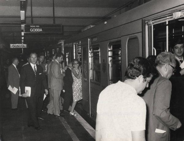 Milano - Metropolitana linea 2 - Stazione - Interno - Banchina - Inaugurazione del secondo tronco della linea 2 per Cascina Gobba - Passeggeri salgono sulla metropolitana