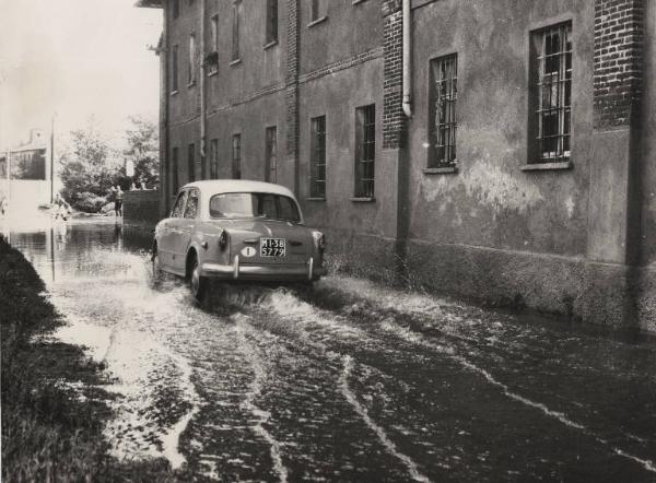 Milano - Quartiere Quinto Romano - Strada allagata - Auto