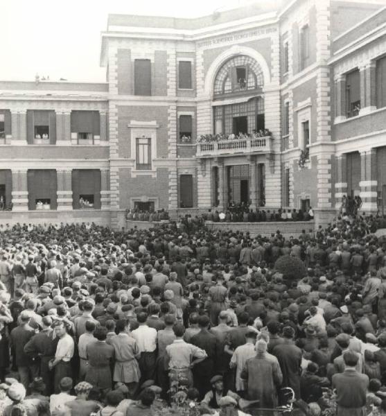 Sesto San Giovanni - Istituto scientifico tecnico Ernesto Breda - Congresso regionale dei CLN aziendali - Comizio di Emilio Sereni