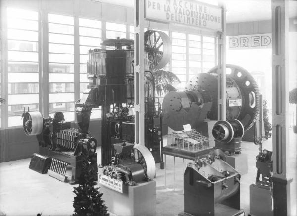 Milano - Fiera campionaria del 1938 - Padiglione della Breda - Sala interna - Macchine industriali