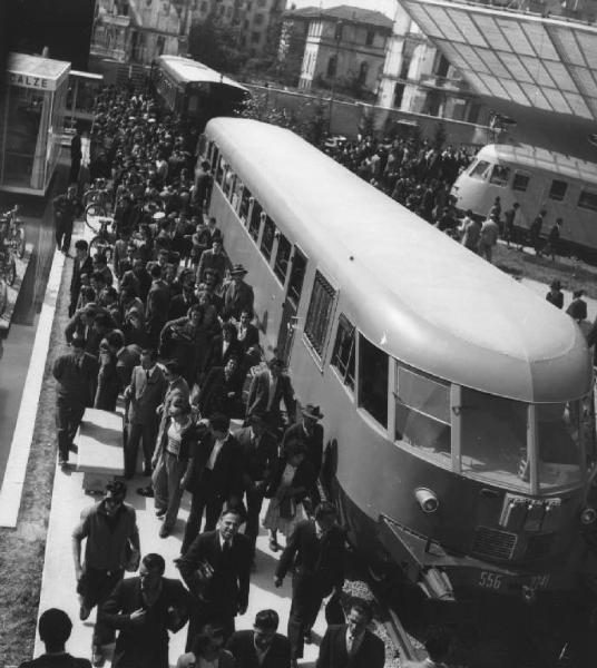 Milano - Fiera campionaria del 1948 - Padiglione della Breda - Visitatori