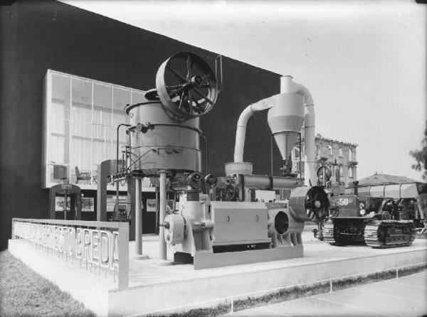 Milano - Fiera campionaria del 1949 - Area espositiva della Breda - Macchine industriali