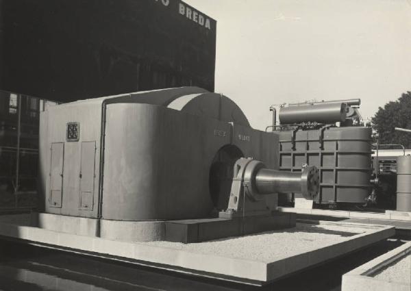 Milano - Fiera campionaria del 1950 - Padiglione della Breda - Alternatore trifase 27.000 kva per la Centrale di Songrio della Società Meridionale di Elettricità
