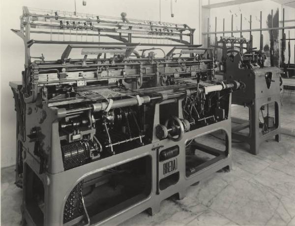Milano - Fiera campionaria del 1951 - Padiglione della Breda - Sala interna - Telaio per filatura