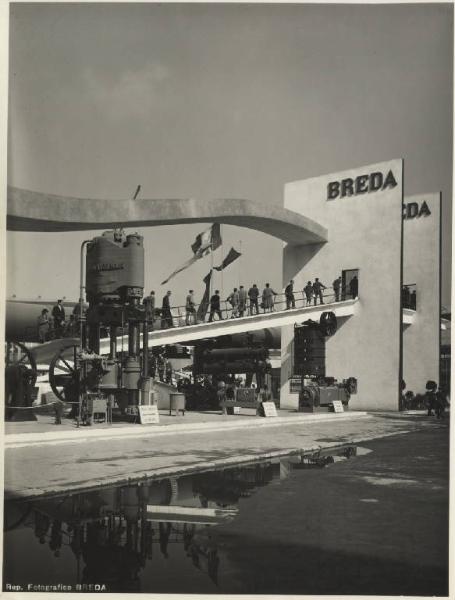 Milano - Fiera campionaria del 1951 - Padiglione della Breda - Esterno - Visitatori