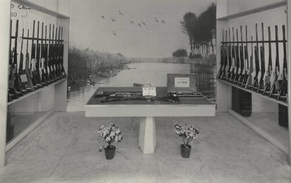 Milano - Fiera campionaria del 1951 - Padiglione della Breda - Sala interna - Fucili