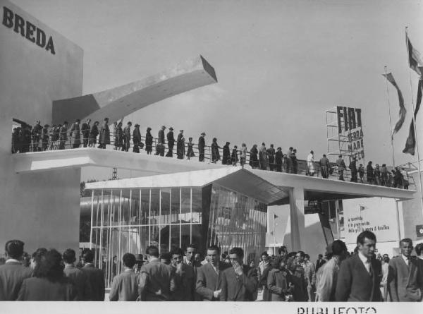 Milano - Fiera campionaria del 1951 - Padiglione della Breda - Esterno - Visitatori