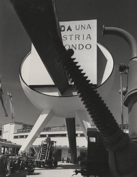 Milano - Fiera campionaria del 1953 - Padiglione della Breda - Esterno - Particolare architettonico