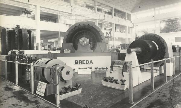 Milano - Fiera campionaria del 1953 - Stand della Breda elettromeccanica e locomotive