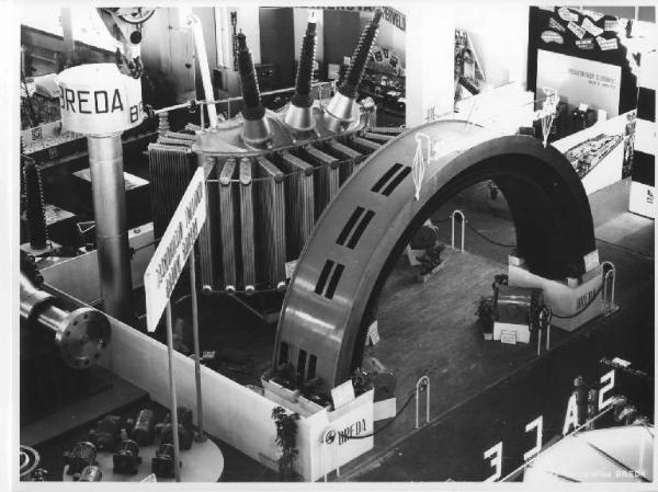 Milano - Fiera campionaria del 1954 - Stand della Breda elettromeccanica e locomotive