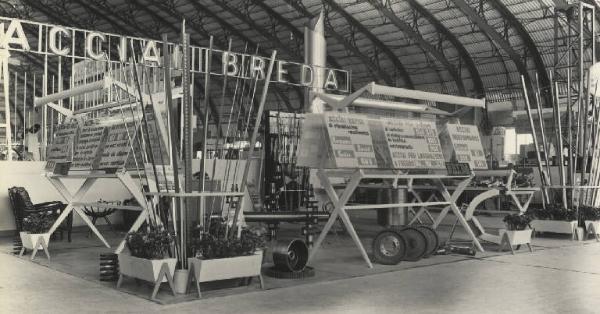 Milano - Fiera campionaria del 1954 - Padiglione della meccanica - Stand della Breda - Acciai