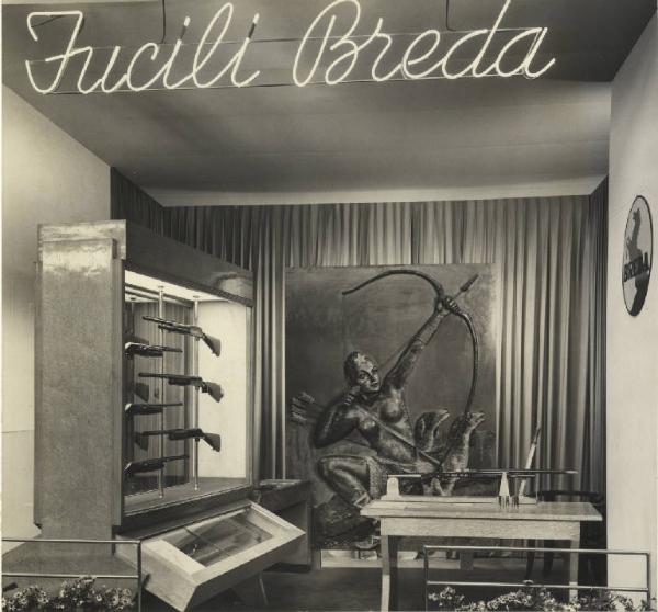 Milano - Fiera campionaria del 1954 - Stand della Breda meccanica bresciana - Fucili