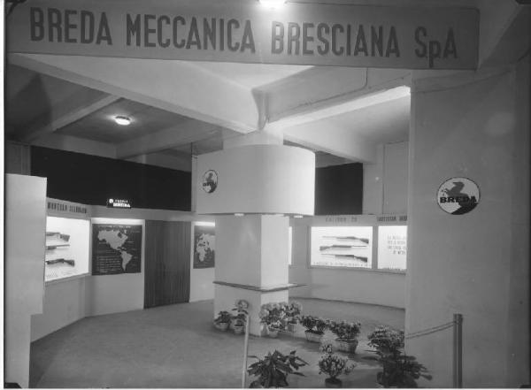Milano - Fiera campionaria del 1956 - Stand della Breda meccanica bresciana - Fucili