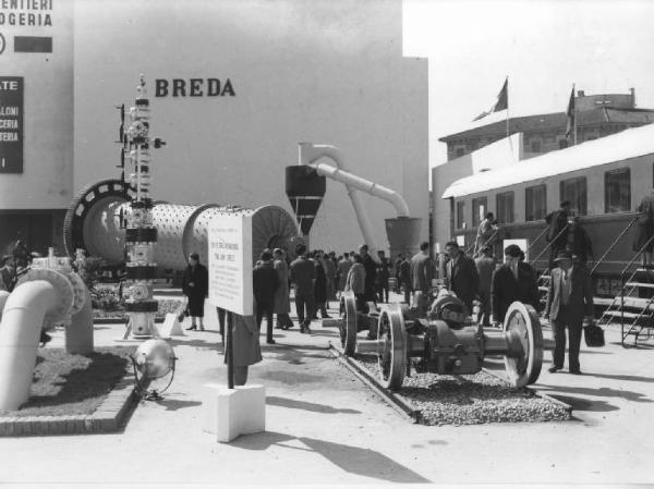 Milano - Fiera campionaria del 1957 - Padiglione della Breda - Esterno - Visitatori