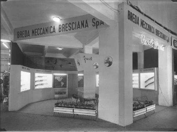 Milano - Fiera campionaria del 1957 - Stand della Breda Meccanica Bresciana - Fucili