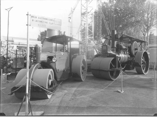 Milano - Fiera campionaria del 1957 - Stand della Breda elettromeccanica e locomotive - Compressori stradali
