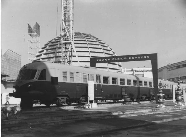 Milano - Fiera campionaria del 1958 - Padiglione della Breda - Esterno - Treno Trans Europ Express (TEE)