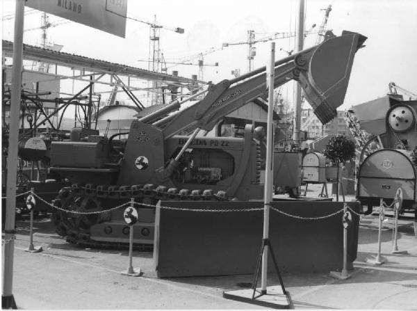 Milano - Fiera campionaria del 1958 - Stand della Breda - Trattore tipo PD 22 con pala caricatrice