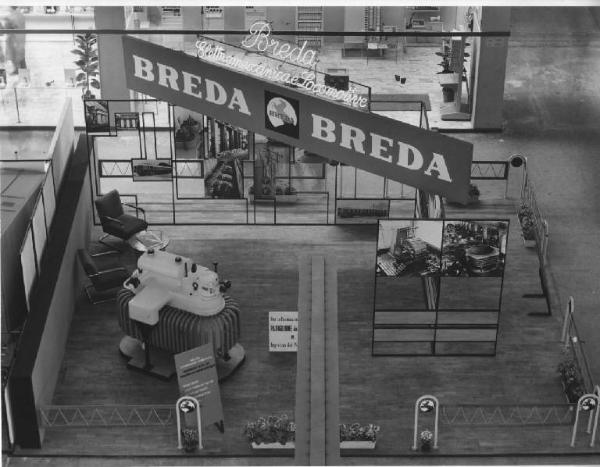 Milano - Fiera campionaria del 1958 - Stand della Breda elettromeccanica e locomotive