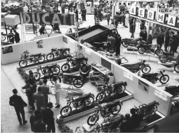 Milano - Fiera campionaria del 1959 - Stand della Ducati meccanica