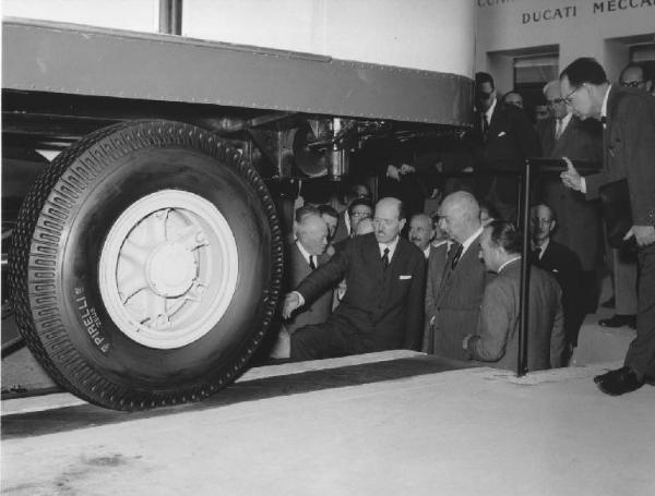 Milano - Fiera campionaria del 1959 - Padiglione della Breda - Elettromotrice su pneumatici per metropolitana - Visita del ministro dei Trasporti Armando Angelini