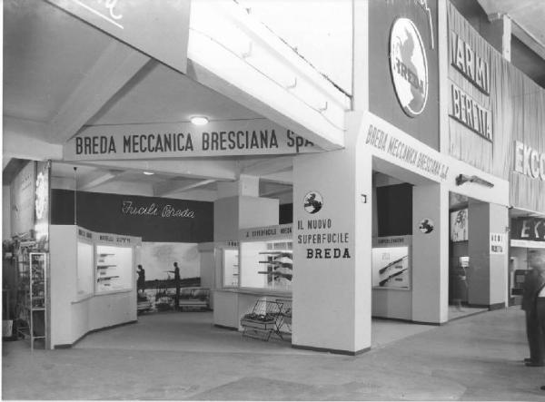 Milano - Fiera campionaria del 1960 - Stand della Breda meccanica bresciana - Fucili
