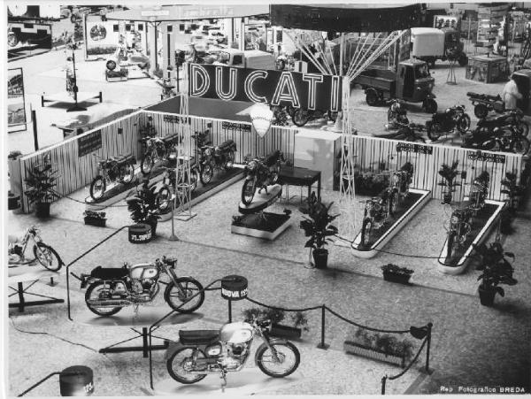 Milano - Fiera campionaria del 1961 - Stand della Ducati meccanica
