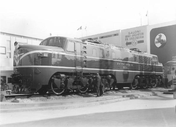 Milano - Fiera campionaria del 1962 - Padiglione della Breda - Esterno - Locomotiva per il Cile