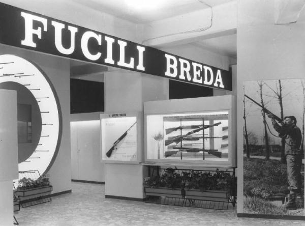Milano - Fiera campionaria del 1962 - Padiglione della Breda - Sala interna - Fucili
