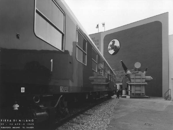 Milano - Fiera campionaria del 1963 - Padiglione della Breda - Esterno - Carrozza ferroviaria di prima e seconda classe
