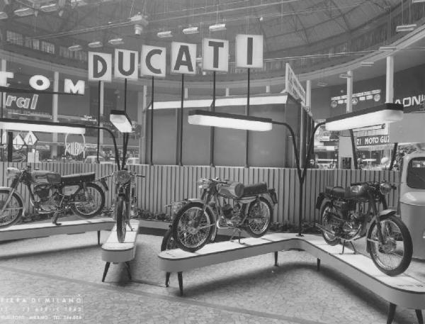 Milano - Fiera campionaria del 1963 - Stand della Ducati meccanica