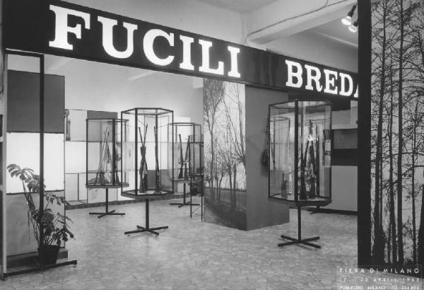 Milano - Fiera campionaria del 1963 - Padiglione della Breda - Sala interna - Fucili